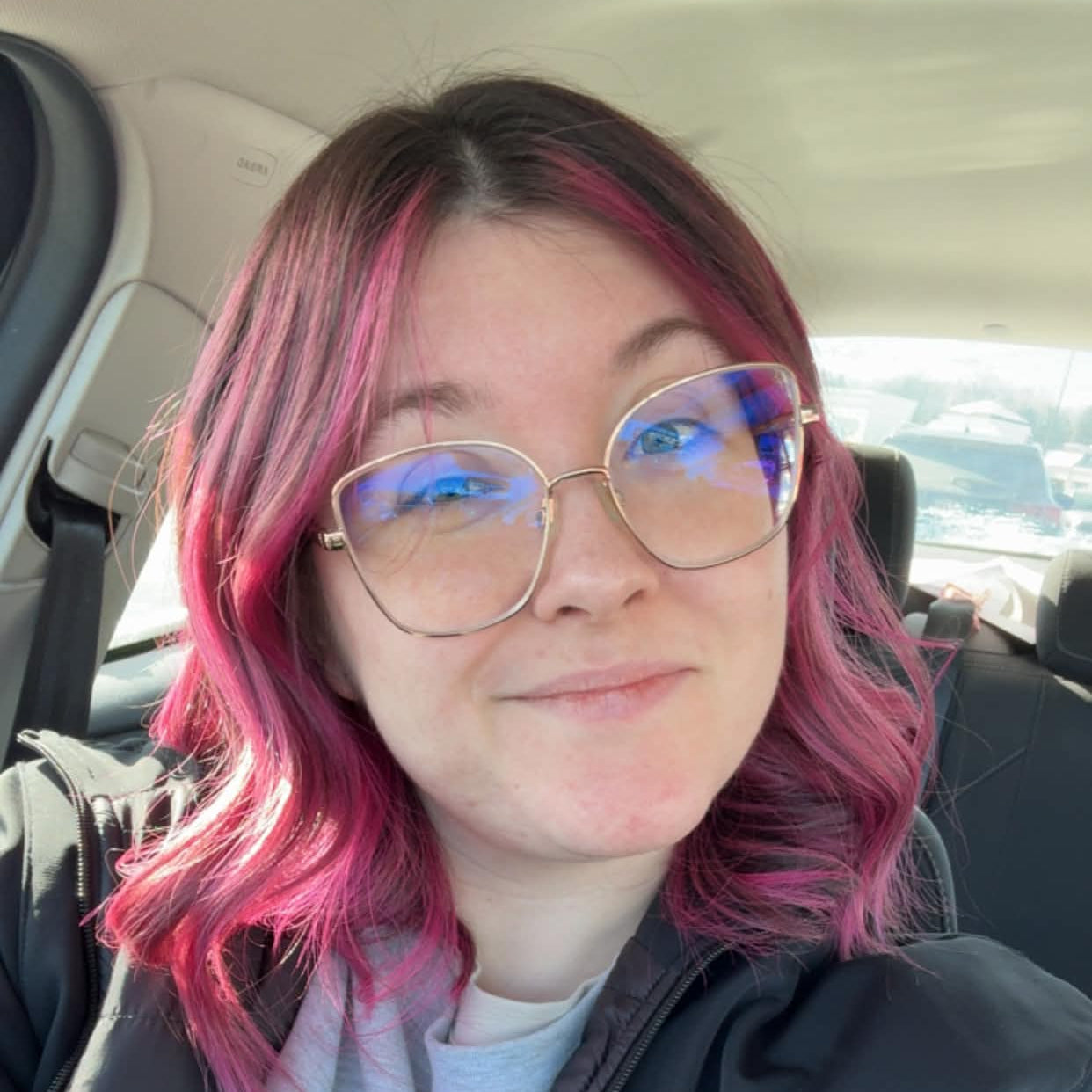selfie photo of caitlyn, the social media manager of Mintimeli.